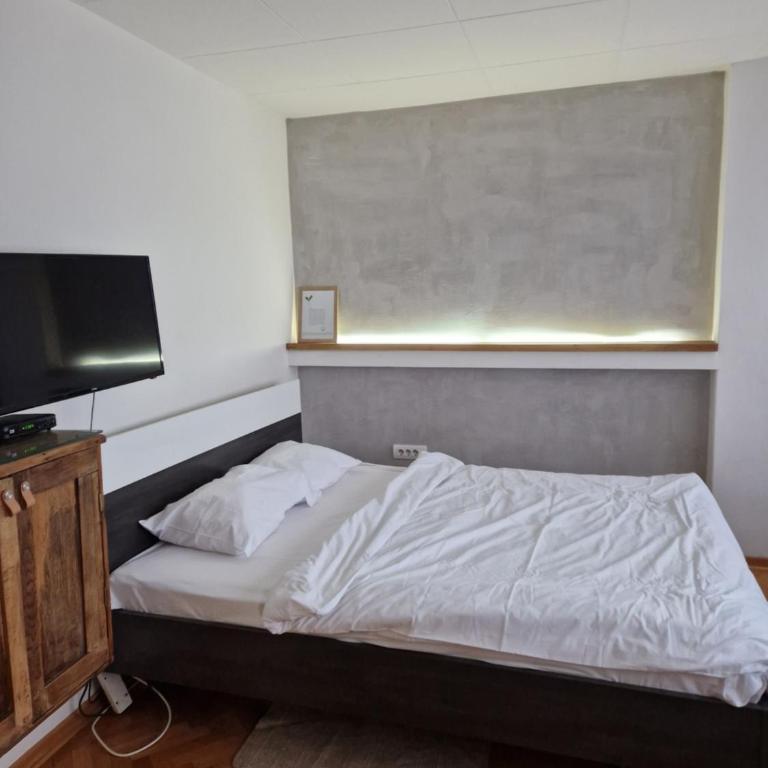 Blue New Yorker - Apartment with Mountain View - 26