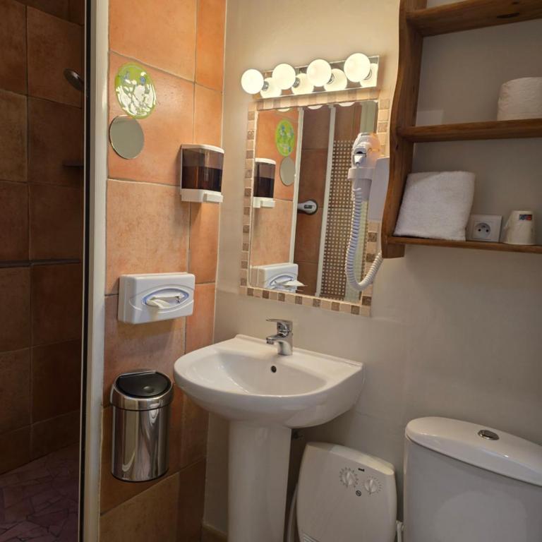 Hôtel Le Colbert - Chambre Double Standard - 8