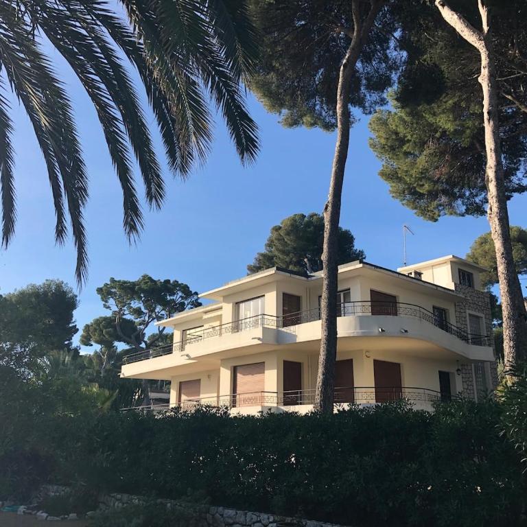 Palmiers et pins face à la mer dans une Villa classée du Cap d Antibes - Three-Bedroom Apartment - 1