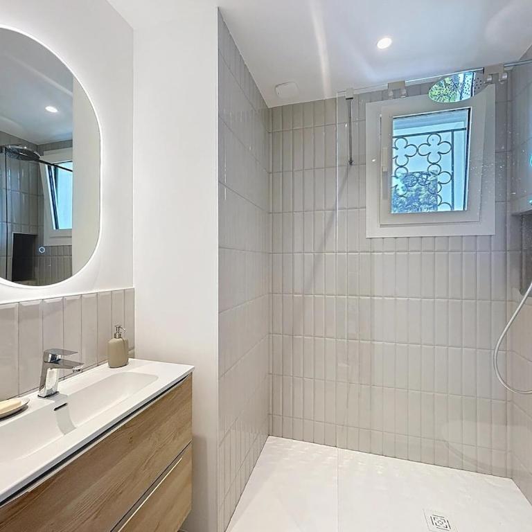 Palmiers et pins face à la mer dans une Villa classée du Cap d Antibes - Three-Bedroom Apartment - 17