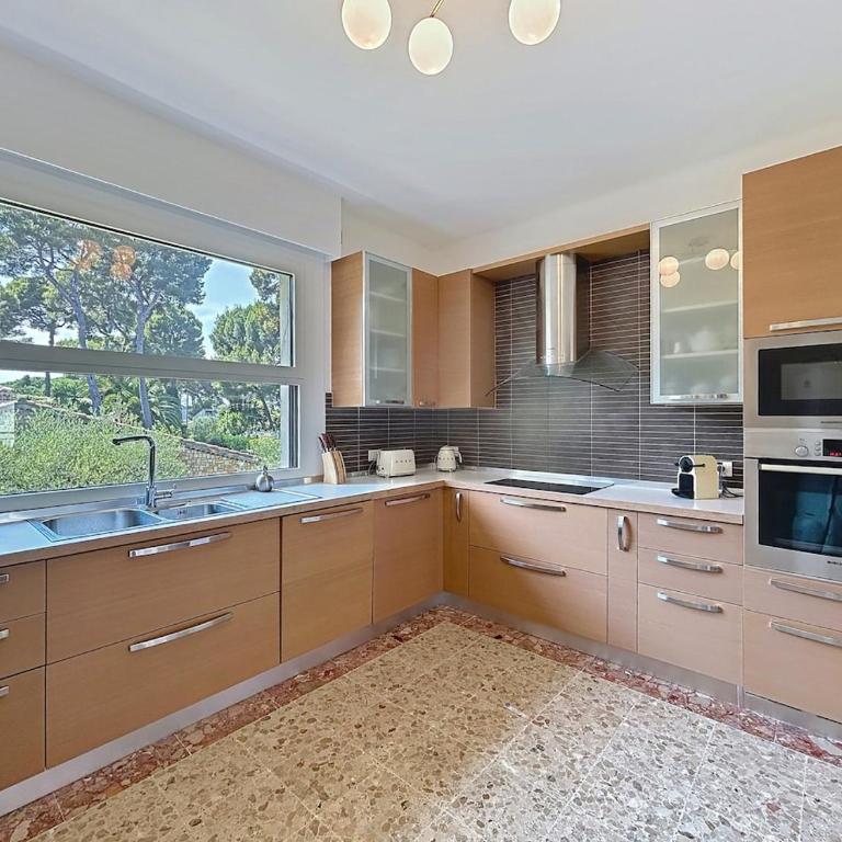 Palmiers et pins face à la mer dans une Villa classée du Cap d Antibes - Three-Bedroom Apartment - 16