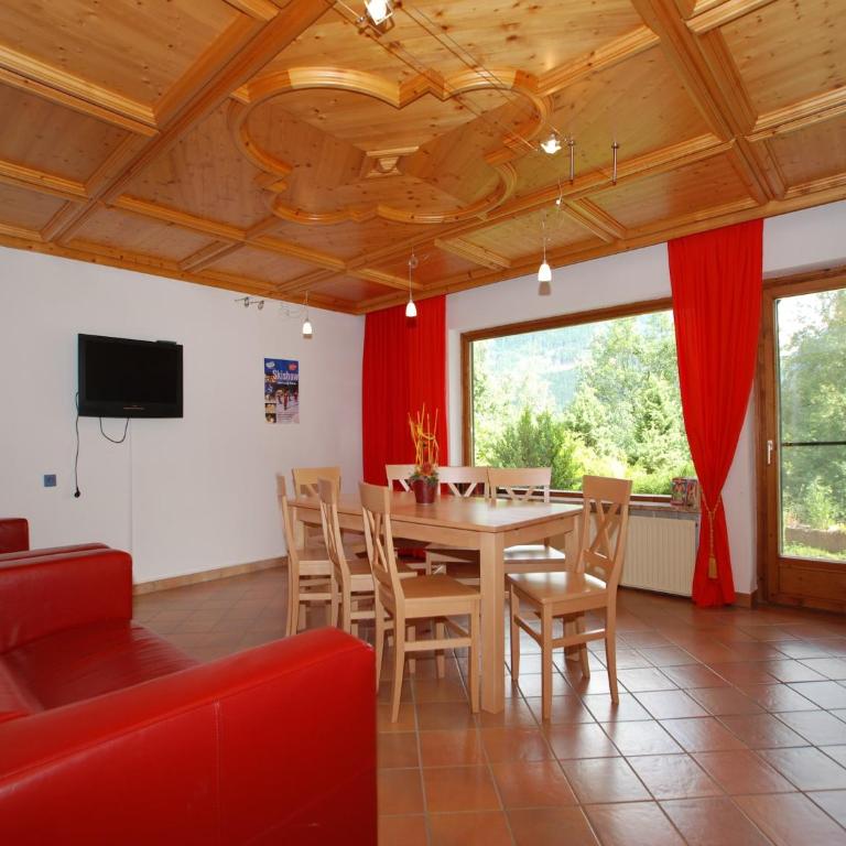 Chalet in Neukirchen near Ski Lifts - Apartment mit 5 Schlafzimmern - 2