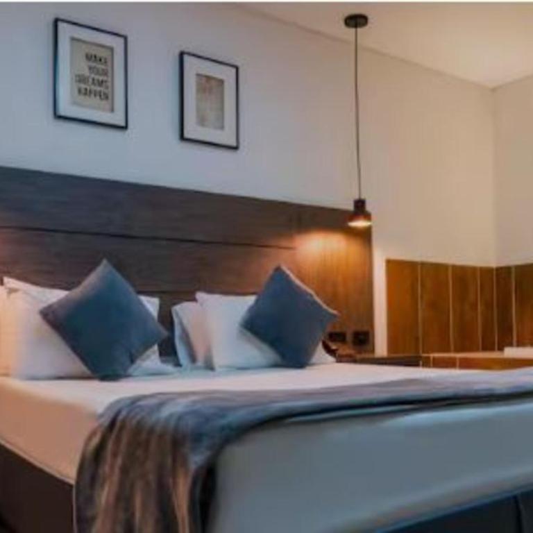 Hotel California Medellin - Habitación con cama grande y bañera de hidromasaje - 11