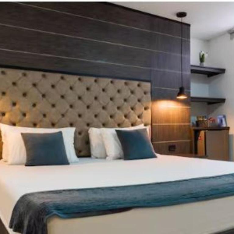 Hotel California Medellin - Habitación con cama grande y bañera de hidromasaje - 14