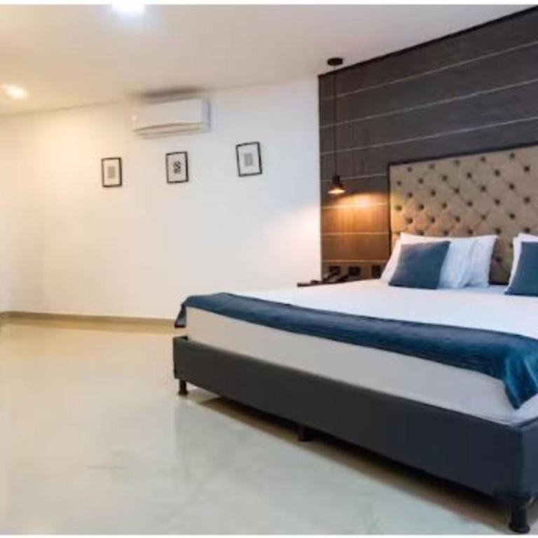 Hotel California Medellin - Habitación con cama grande y bañera de hidromasaje - 4