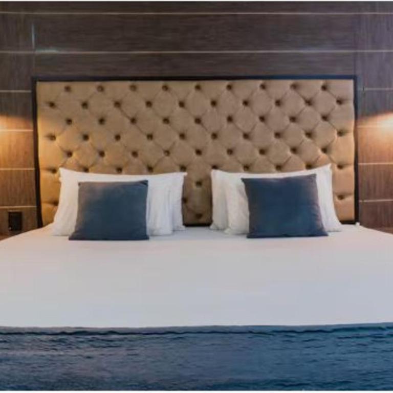 Hotel California Medellin - Habitación con cama grande y bañera de hidromasaje - 13