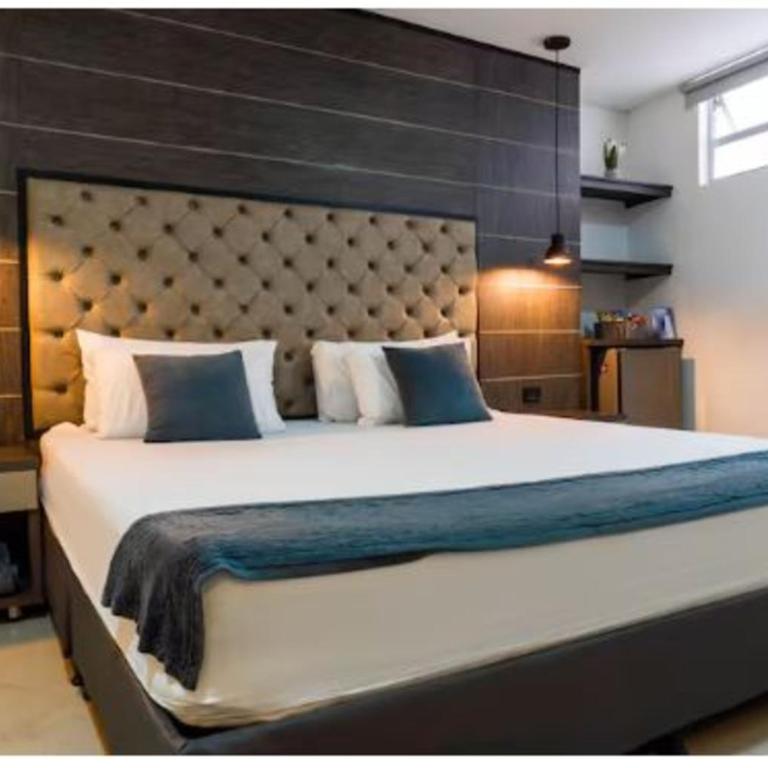 Hotel California Medellin - Habitación con cama grande y bañera de hidromasaje - 17