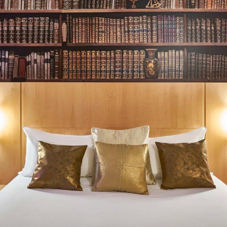 Ibis Barcelona Centro (Sagrada Familia) - Gaudí's Library My Room by the Trencadis team - 5