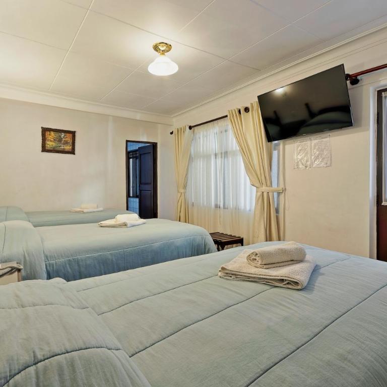 Hostal Sucre - Family Room with Private Bathroom - 2