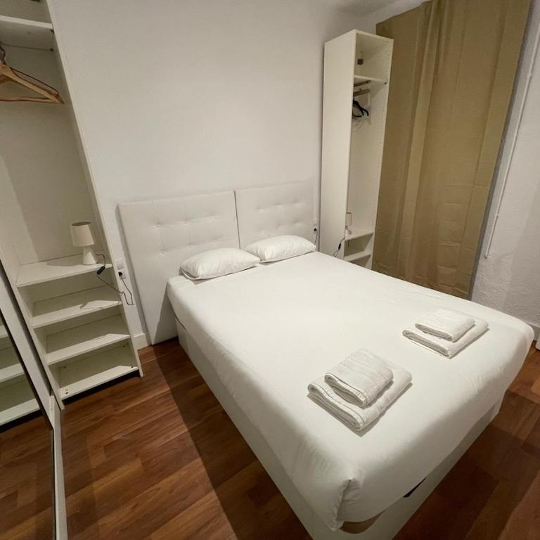 Practical, 3 double bedrooms, 7' Sagrada Familia - Three-Bedroom Apartment - 10