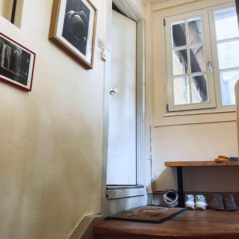 Chambre privée non verrouillée dans un appartement partagé - avec chien - Chambre Simple avec Salle de Bains Commune - 30