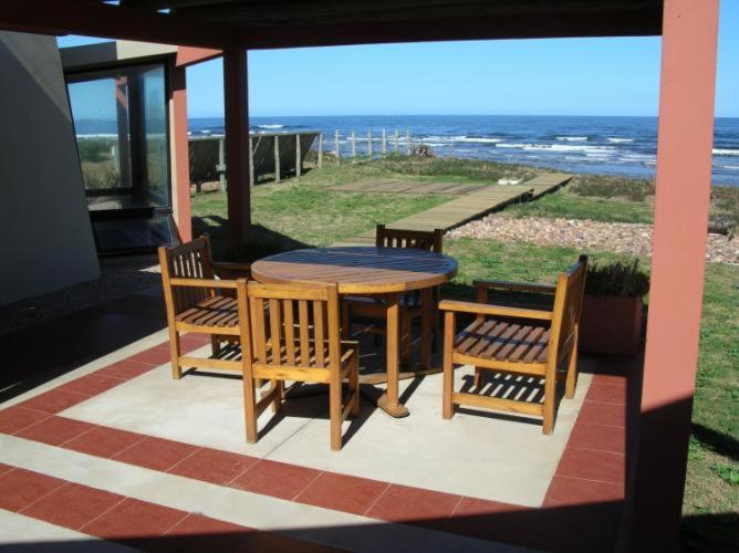 House with garden on the beach - Three-Bedroom House - 8