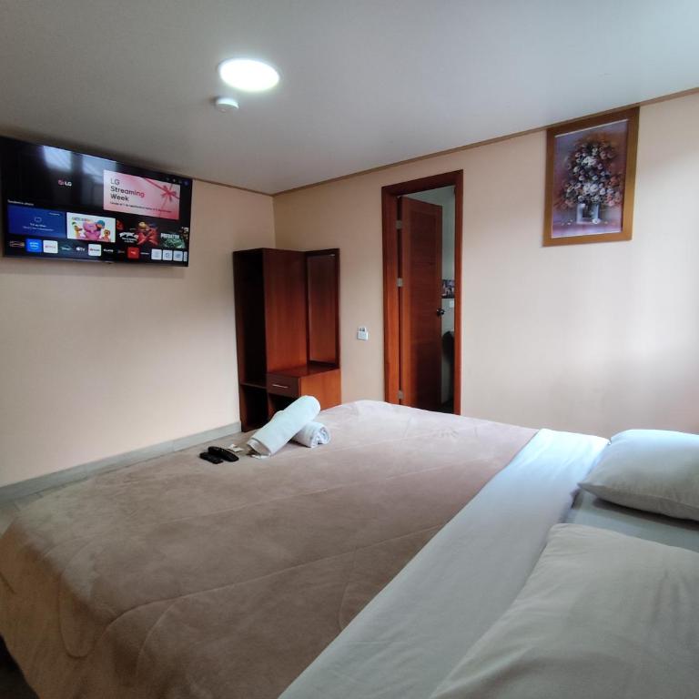 Hostal California AC-DC - Deluxe Room - 1