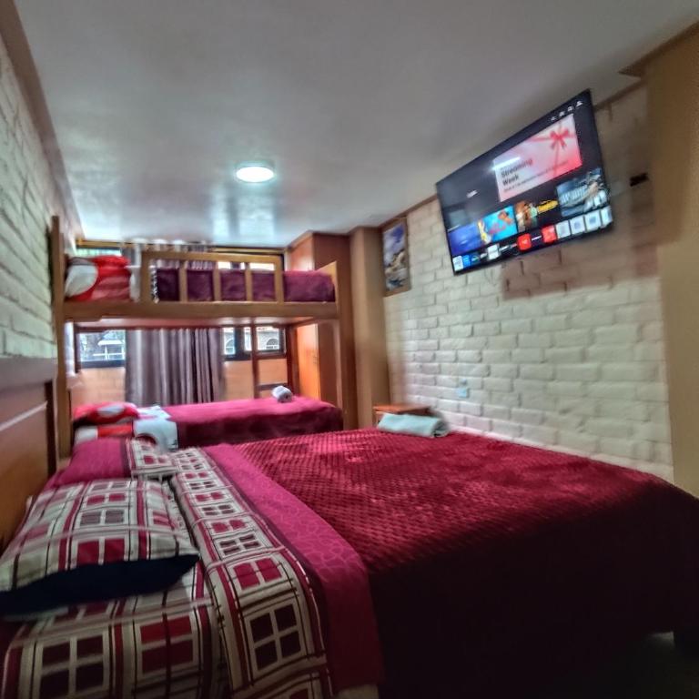 Hostal California AC-DC - Family Room with Bathroom - 2