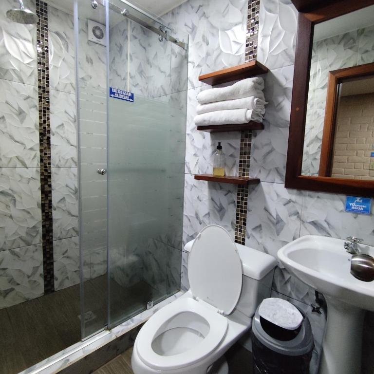 Hostal California AC-DC - Classic Quadruple Room - 2