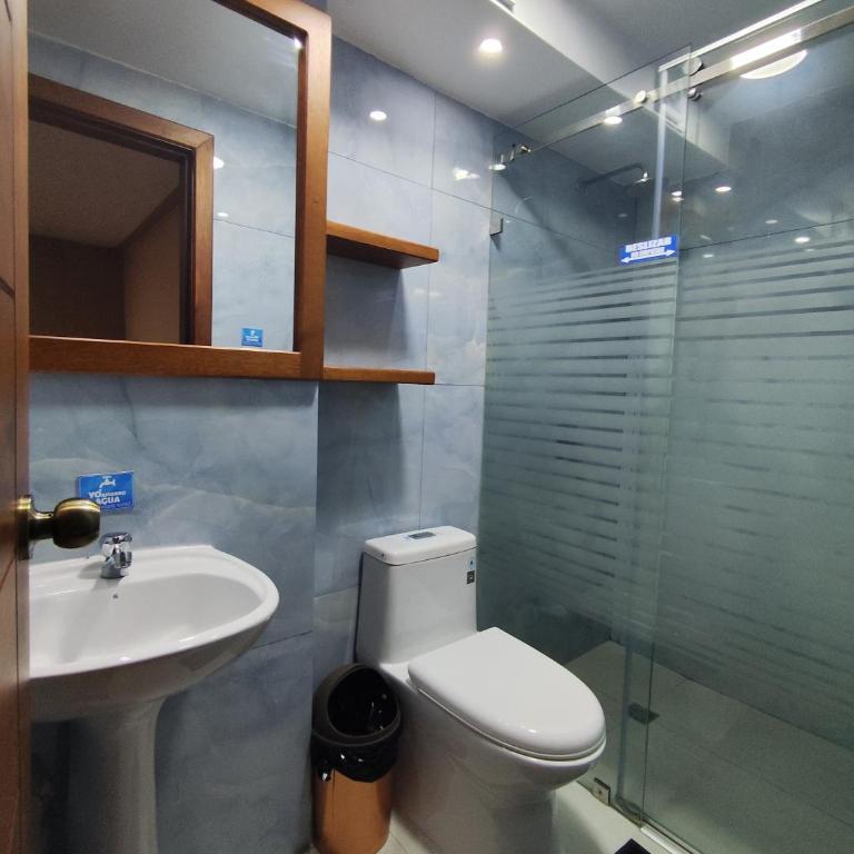 Hostal California AC-DC - Quadruple Room with Private Bathroom - 3