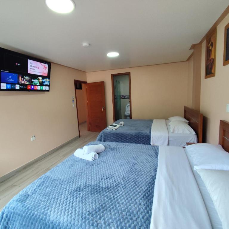 Hostal California AC-DC - Deluxe Queen Room with Two Queen Beds - 3