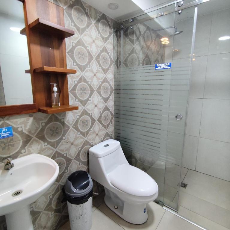 Hostal California AC-DC - Standard Queen Room - 1
