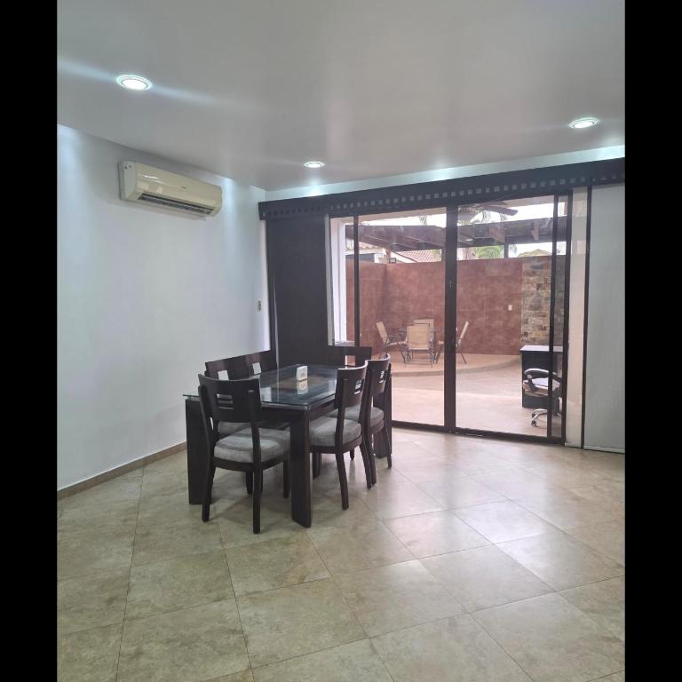 Via Samborondón Ciudad Celeste, Tipo Mansión, 5 camas, 4 hab, piscina gym - Villa - 71