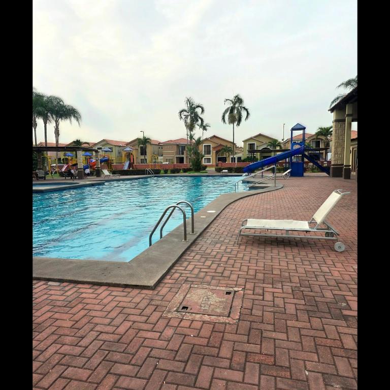 Via Samborondón Ciudad Celeste, Tipo Mansión, 5 camas, 4 hab, piscina gym - Villa - 85