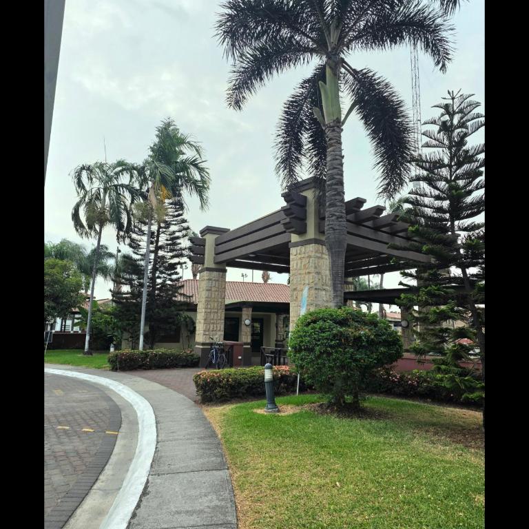 Via Samborondón Ciudad Celeste, Tipo Mansión, 5 camas, 4 hab, piscina gym - Villa - 90
