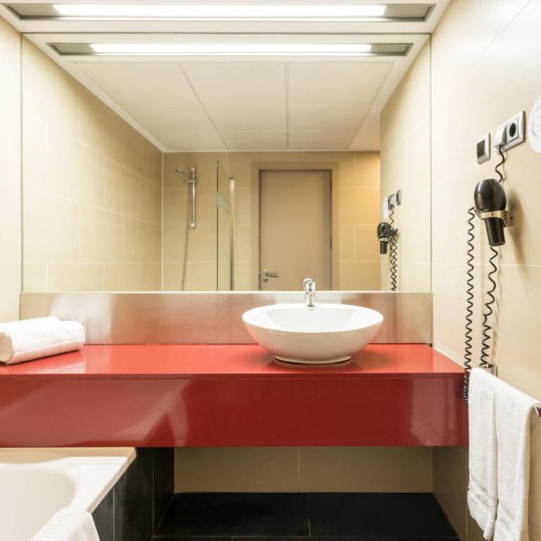 Ilunion Barcelona - Double or Twin Room - 6