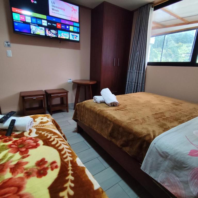 Hostal California AC-DC - Superior Queen Room with Two Queen Beds - 3