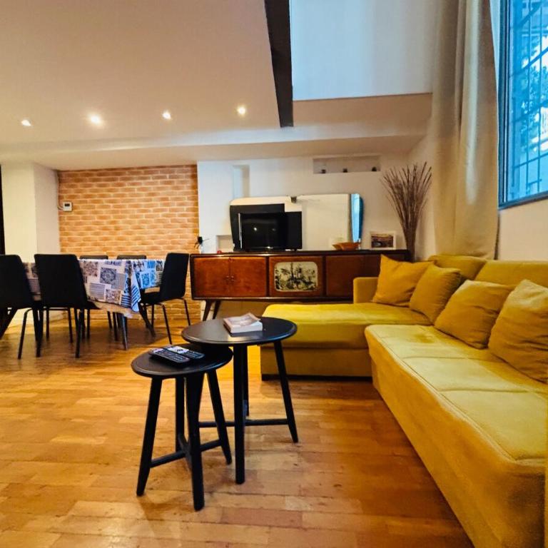 Parcheggio & Metro M2 - Duomo e Navigli - WiFi & AC - Appartamento con 2 Camere da Letto - 2
