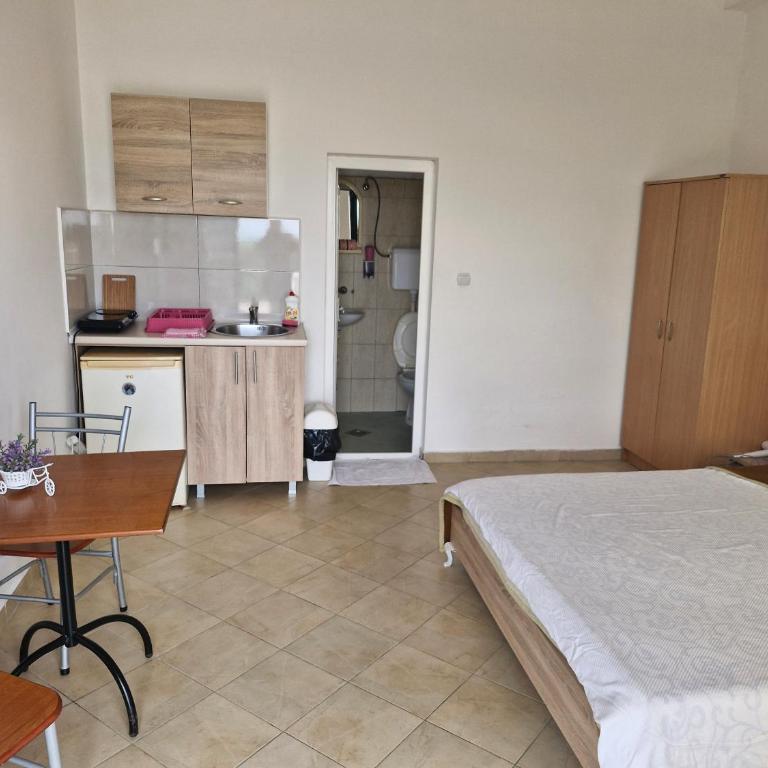 Apartments Plaza - Queen Room with Two Queen Beds - Disability Access - 13