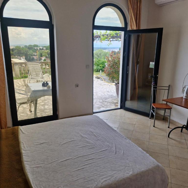 Apartments Plaza - Queen Room with Two Queen Beds - Disability Access - 14