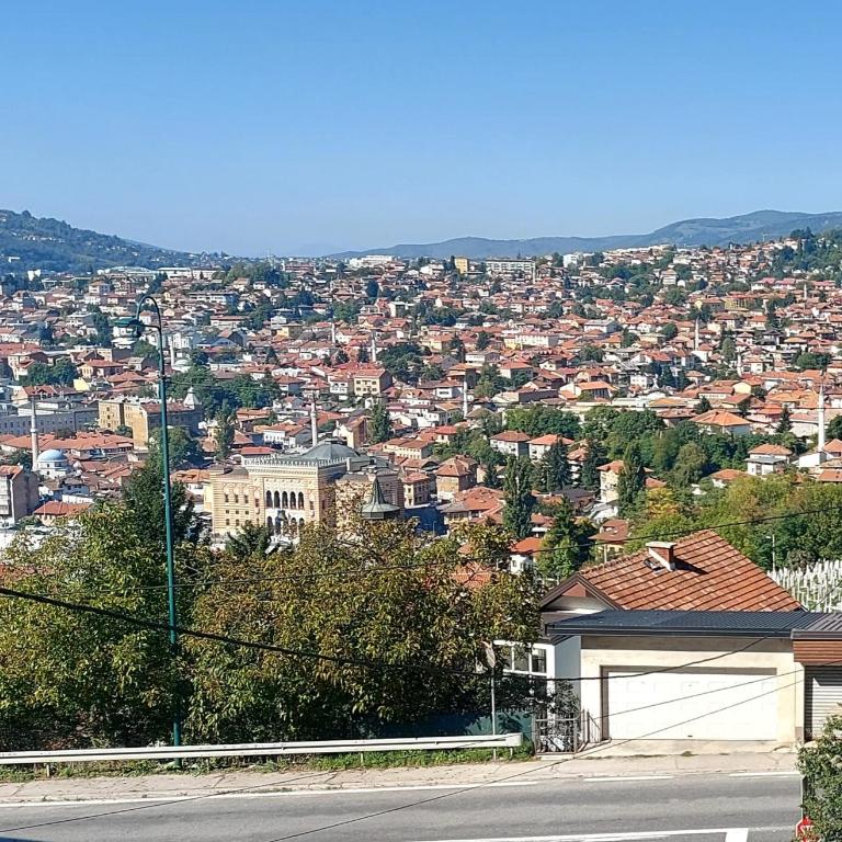 3-Bedroom Residence - Prime Location with City View and Parking - Apartman sa 3 Spavaće Sobe - 1