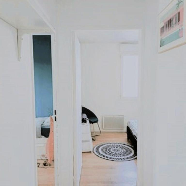 Close to Paris, Metro,RER, 6 People, PKG - Two-Bedroom Family Apartment - 45