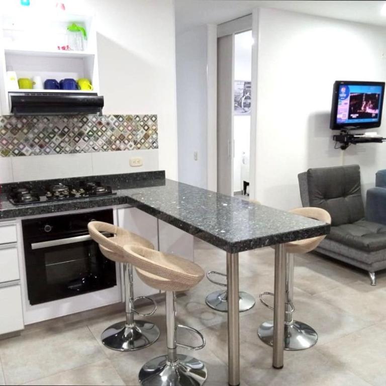 Private Jacuzzi, Internet, Relax in Ricaurte - Three-Bedroom Premium Apartment with Balcony - 16