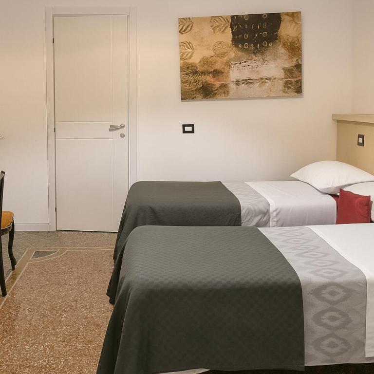 Acquamarina A Due Passi dai Traghetti - Twin Room with Private External Bathroom - 1