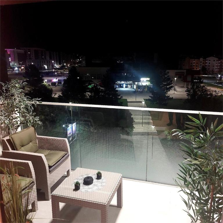 Modern apartment with garage near Sarajevo Airport - free parking - Apartman sa 1 Spavaćom Sobom, Balkonom i Pogledom na Grad - 23