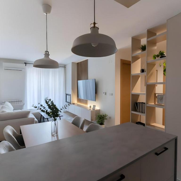 Modern apartment with garage near Sarajevo Airport - free parking - Apartman sa 1 Spavaćom Sobom, Balkonom i Pogledom na Grad - 6