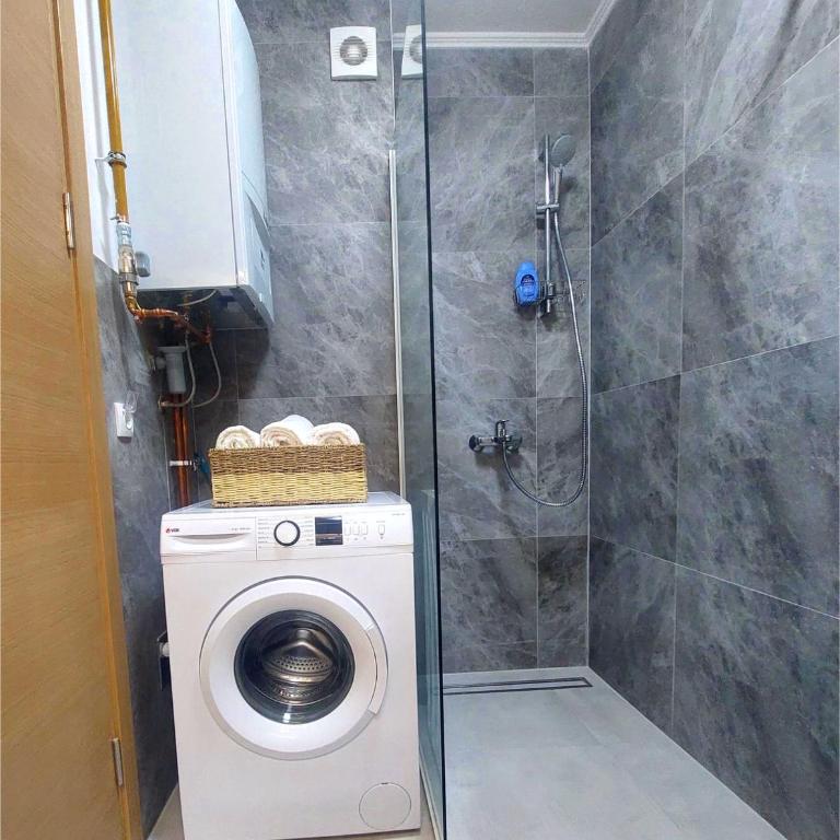 Modern apartment with garage near Sarajevo Airport - free parking - Apartman sa 1 Spavaćom Sobom, Balkonom i Pogledom na Grad - 20