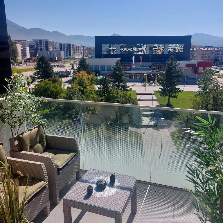 Modern apartment with garage near Sarajevo Airport - free parking - Apartman sa 1 Spavaćom Sobom, Balkonom i Pogledom na Grad - 3
