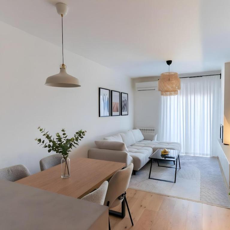 Modern apartment with garage near Sarajevo Airport - free parking - Apartman sa 1 Spavaćom Sobom, Balkonom i Pogledom na Grad - 2