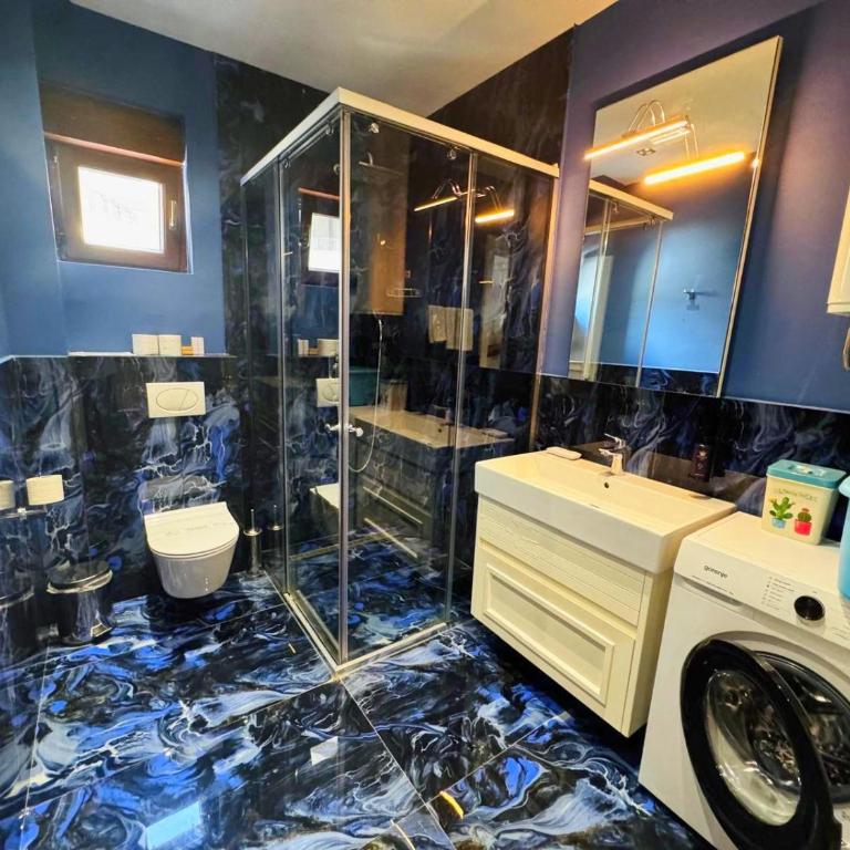 Azure Coast Deluxe Residence - Budva Seafront Living Suites - Deluxe Suite with Sea View - 11