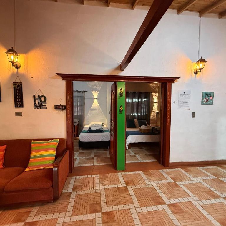 Casa y cabaña campestres, 14 personas, vocación familiar y descanso - Five-Bedroom House - 54
