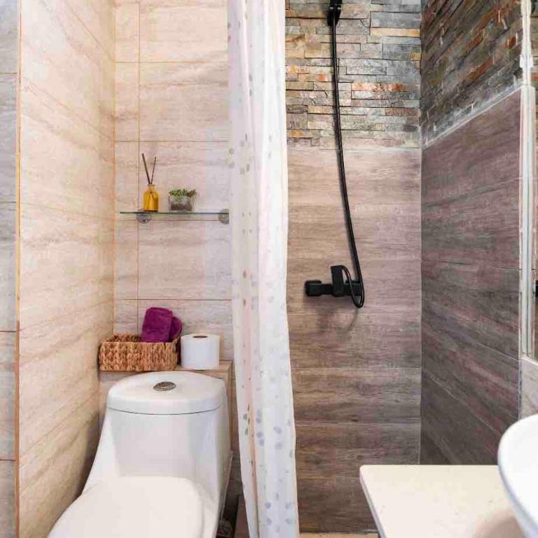 Charming Apartment with Jacuzzi in Central Location - Three-Bedroom Apartment - 11
