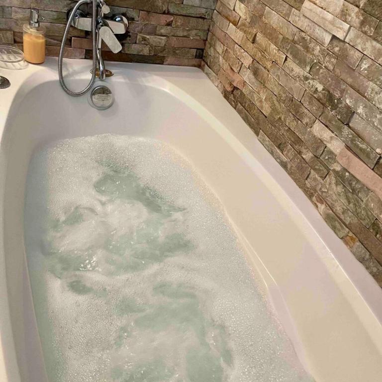 Charming Apartment with Jacuzzi in Central Location - Three-Bedroom Apartment - 8