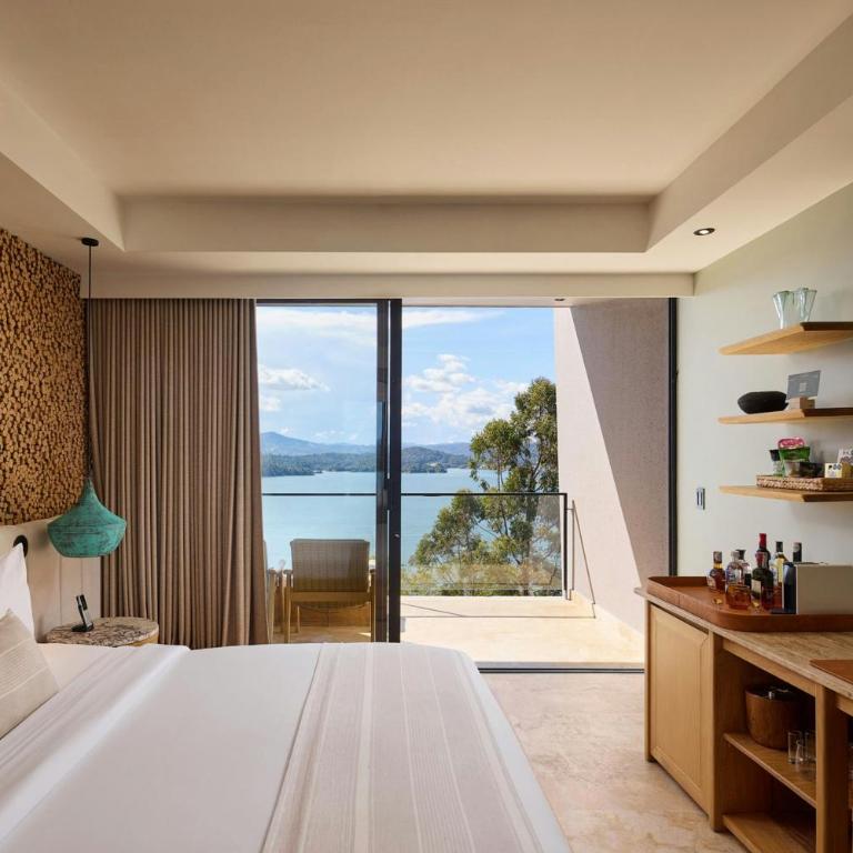 The Brown, Guatape, Autograph Collection - Habitación Estándar con cama extragrande, balcón y vistas al lago - 6