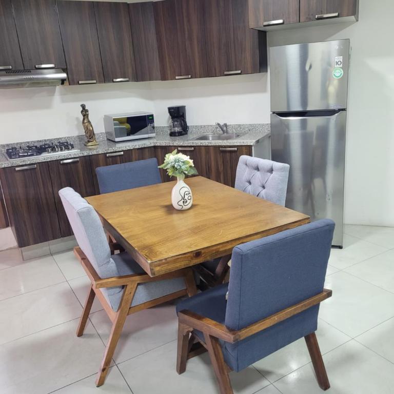 Céntrico, con alberca y estacionamiento - Apartamento de 2 dormitorios - 4