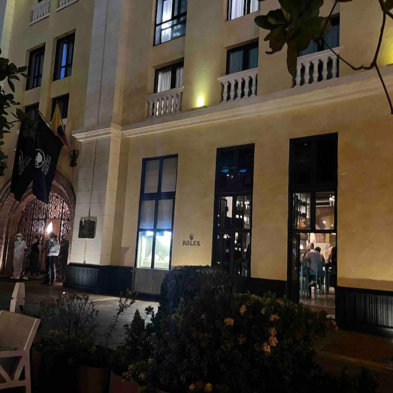 Beach access Fine dining Shopping Couples Business travelers Medical guests - Two-Bedroom Apartment - 26