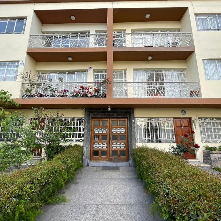 Céntrico Dpto Puca Lima a 2 cuadras de Hospital Rebagliati y Real Plaza Salaverry - Two-Bedroom Apartment with Garden View - 2