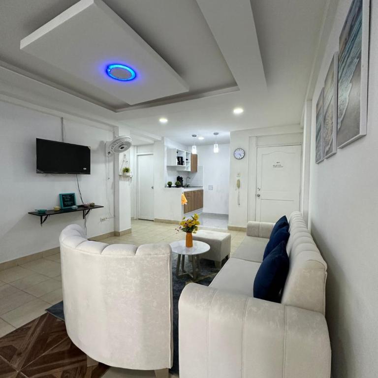 Apartamento Amplio, Central, a pocos metros de la playa, Barrio El laguito - Five-Bedroom Apartment - 3