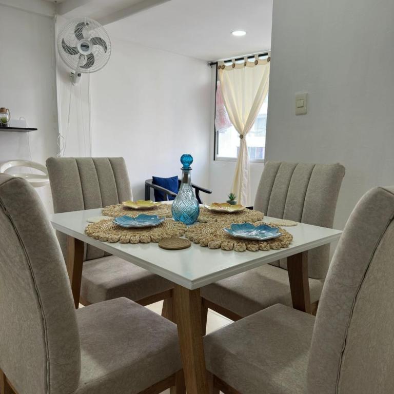 Apartamento Amplio, Central, a pocos metros de la playa, Barrio El laguito - Five-Bedroom Apartment - 9