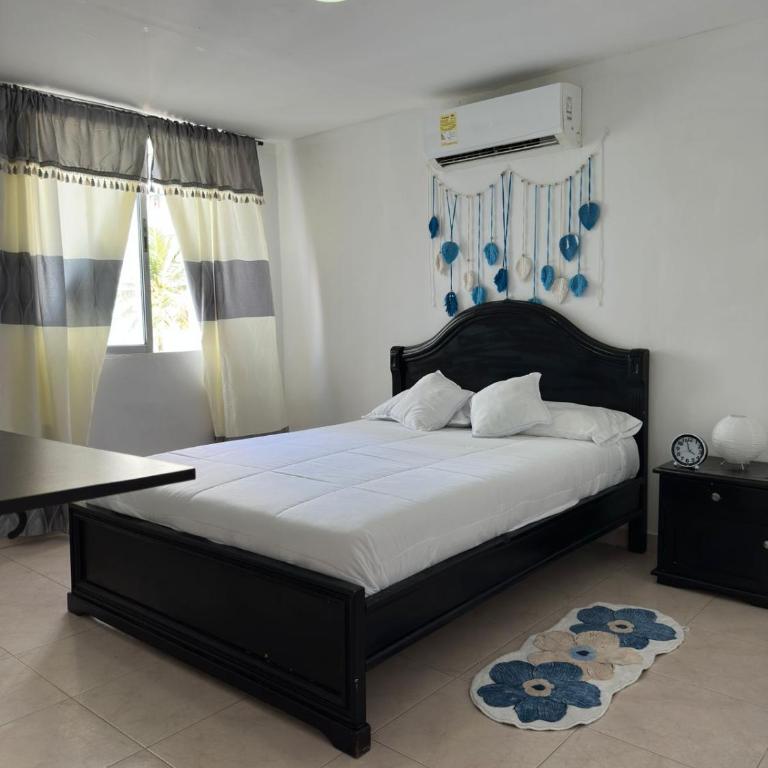 Apartamento Amplio, Central, a pocos metros de la playa, Barrio El laguito - Five-Bedroom Apartment - 4